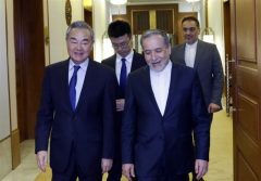 حمایت وانگ یی از مذاکرات ایران و آمریکا و مخالفت با تحریم‌ها